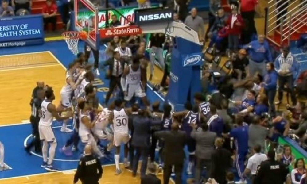 Απίστευτο "ξύλο" σε παιχνίδι του NCAA (vid)