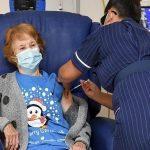 Covid-19: Μια βρετανίδα γιαγιά, ο πρώτος άνθρωπος στον κόσμο που έκανε το εμβόλιο της Pfizer (vid)