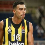 Έφτασε Θεσσαλονίκη και μπαίνει σε καραντίνα ο Σλούκας! (pic)