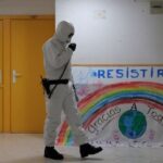 Ισπανία: Πάνω από 8.400 νεκροί – “Βλέπουμε τον ένα ασθενή μετά τον άλλο να πεθαίνουν”
