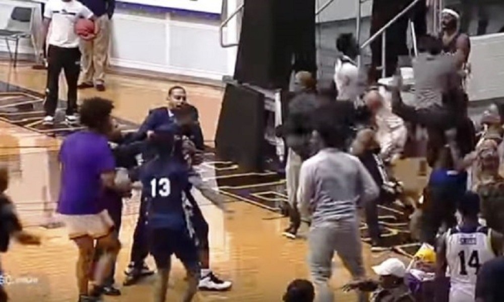Ξύλο σε αγώνα του NCAA για μία… χειραψία! (vid)
