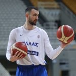 Ο Κουζέλογλου με το εθνόσημο