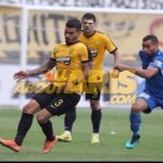 Αναμένει στο ακουστικό του