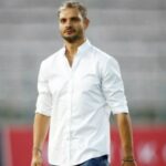 Ανοίγει τα χαρτιά του
