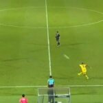 Απίθανο γκολ-φάουλ πίσω από το κέντρο! (vid)