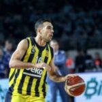 Αποθέωση για Σλούκα από τον κόσμο της Φενέρ