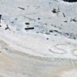 Μικρονησία: Ζευγάρι ναυαγών έγραψαν «SOS» στην άμμο και σώθηκαν