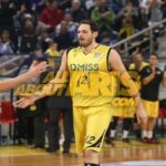 «Μοιράζει» τάπες και «σπάει» ρεκόρ