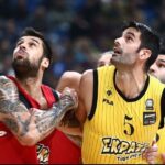 Ολυμπιακός και ΑΕΚ. με φόντο τον τίτλο