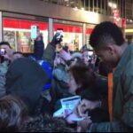 «Όχι δεν υπογράφω επάνω στη σημαία μας» (vid)