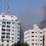 Συναγερμός στη Μέση Ανατολή: Σοκ και οργή από το χτύπημα στο κτίριο που στεγαζόταν ΜΜΕ (vid)