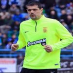 Τα βλέμματα πάνω του…