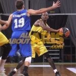 Το πρόβλημα… ακοής του Κάμινγκς (pic)