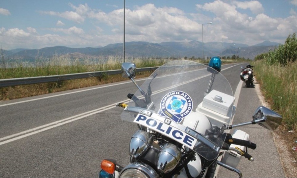 Θεσσαλονίκη: Αυτοκίνητο μπήκε… ανάποδα στη Μουδανίων (vid)