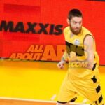 Βγαίνει μπροστά