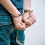 Χειροπέδες σε 64χρονο, που έκρυβε σε γκαράζ κοκαΐνη, ηρωίνη και πιστόλι