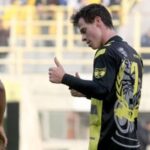 Βρίσκει ηγέτη…