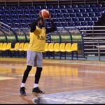 Υπό το βλέμμα του αδελφού του…