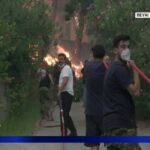Πευκί: Πυροσβέστες, στρατός και εθελοντές προσπαθούν να σώσουν σπίτια – Χρησιμοποιούν κουβάδες και κλαδιά (vid)