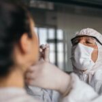 Κορωνοϊός: 52 θάνατοι και 15.123 νέα κρούσματα