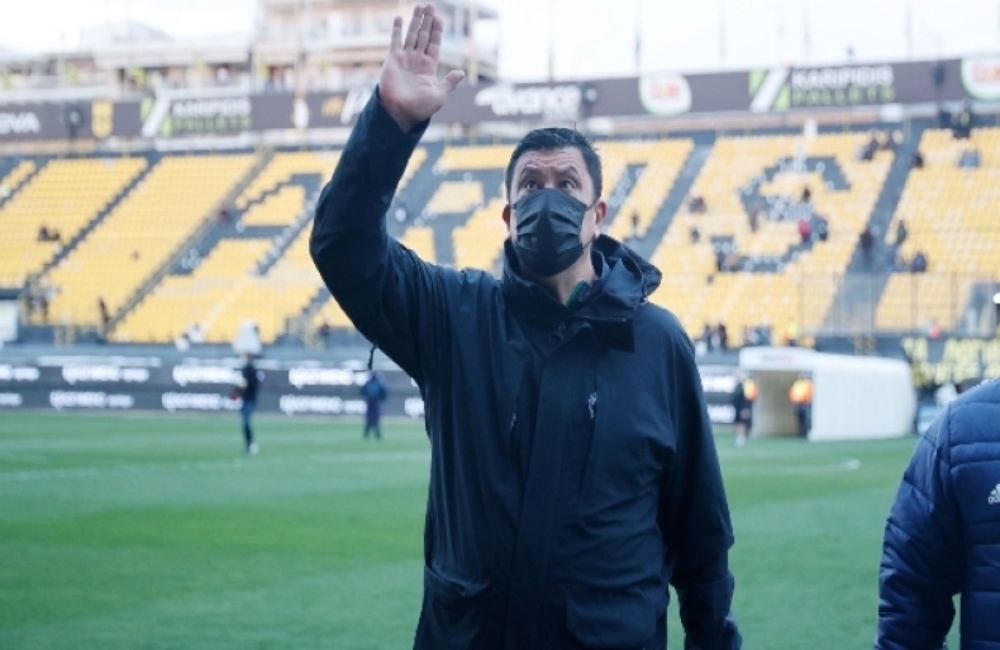 Στα αποδυτήρια ο Μπούργος – Συνομίλησε με Τερζή και παίκτες