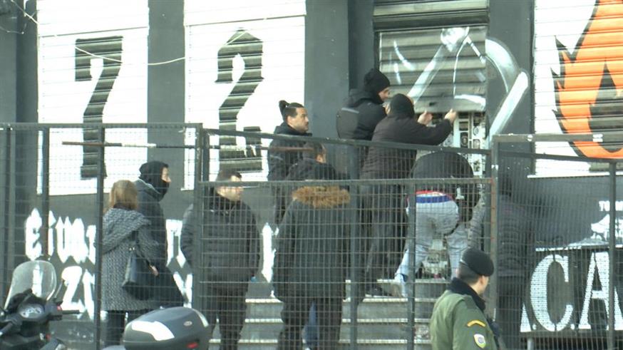 Έφοδος της ΕΛ.ΑΣ. στο σύνδεσμο ΠΑΟΚ στην Τούμπα: Εντοπίστηκαν στυλιάρια και κράνη