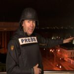 Εισβολή στην Ουκρανία: Δημοσιογράφος του CNN στο Κίεβο ακούει εκρήξεις και φοράει αμέσως κράνος