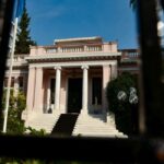 Αλεπού έκανε… γύρες στην αυλή του Μεγάρου Μαξίμου (vid)