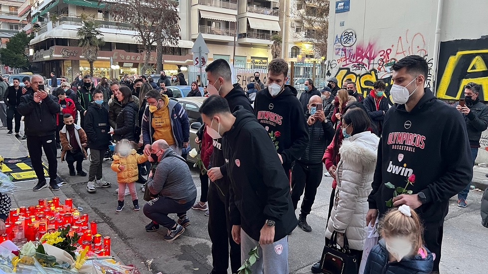 Στο σημείο της δολοφονίας ο μπασκετικός Ολυμπιακός, άφησαν φανέλα τρεις πρώην κιτρινόμαυροι (pics)
