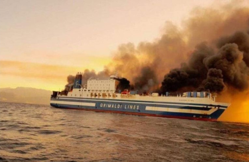 Κέρκυρα: Προς Κασσιόπη οδηγούν το φλεγόμενο πλοίο – Αγωνία για τους 12 αγνοούμενους (vid)