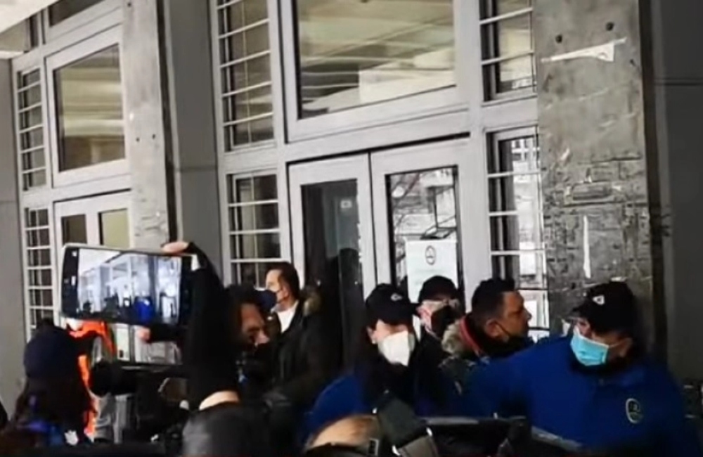 Δικαστήρια: Ένταση κατά την άφιξη των συλληφθέντων για την δολοφονία του Άλκη! (vid)