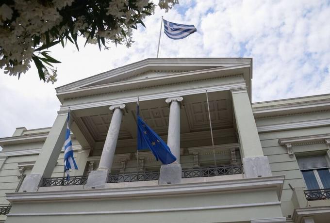 Υπουργείο Εξωτερικών: «Κατάφορη παραβίαση η αναγνώριση Ντονέτσκ και Λουχάνσκ από τη Ρωσία»