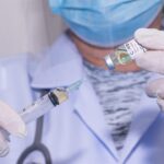 Pfizer: Αίτημα στον FDA για χορήγηση τέταρτης δόσης στους άνω των 65 ετών