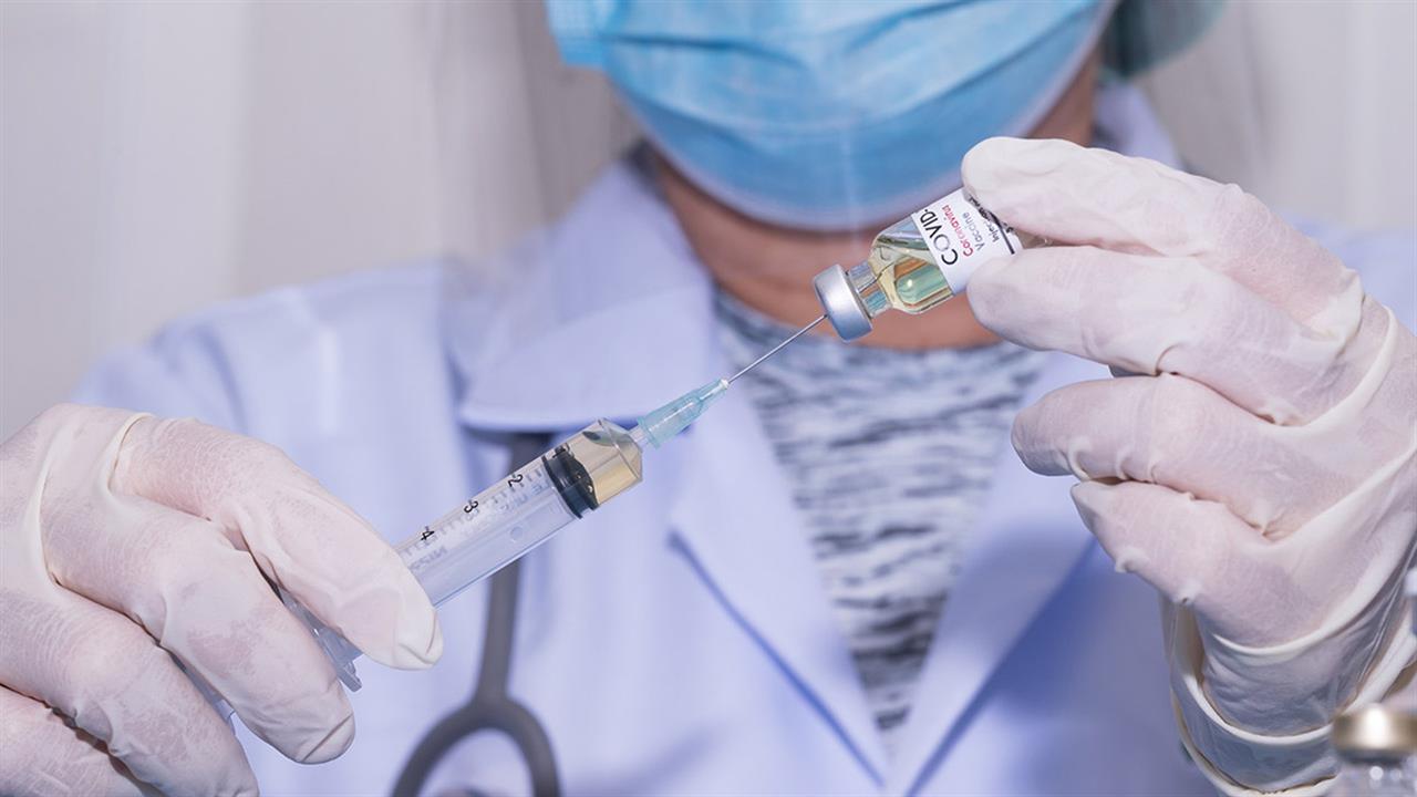 Pfizer: Αίτημα στον FDA για χορήγηση τέταρτης δόσης στους άνω των 65 ετών