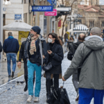 Άρση της υποχρεωτικής μάσκας στους εξωτερικούς χώρους εισηγείται η Επιτροπή