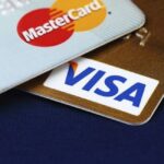 Visa και Mastercard αναστέλλουν τις δραστηριότητές τους στη Ρωσία