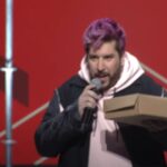 X-Factor: Διαγωνιζόμενος πήγε στους κριτές με ένα κουτί γλυκά! (vid)