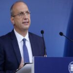LIVE: Η ενημέρωση συντακτών από τον Κυβερνητικό Εκπρόσωπo (vid)