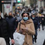 Έρχεται το τέλος για τις μάσκες σε ανοικτούς χώρους