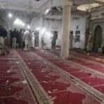Σοκ στην Πεσαβάρ: Βομβιστής αυτοκτονίας σκότωσε 56 ανθρώπους μέσα στο τζαμί