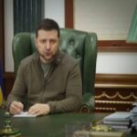 Ζελένσκι: “Δεν επιτρέπουν στους αμάχους να εγκαταλείψουν εμπόλεμες ζώνες” (vid)