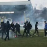 Βοσνία: Σοβαρά επεισόδια σε τοπικό ντέρμπι με μάχες οπαδών στον αγωνιστικό χώρο (vid)