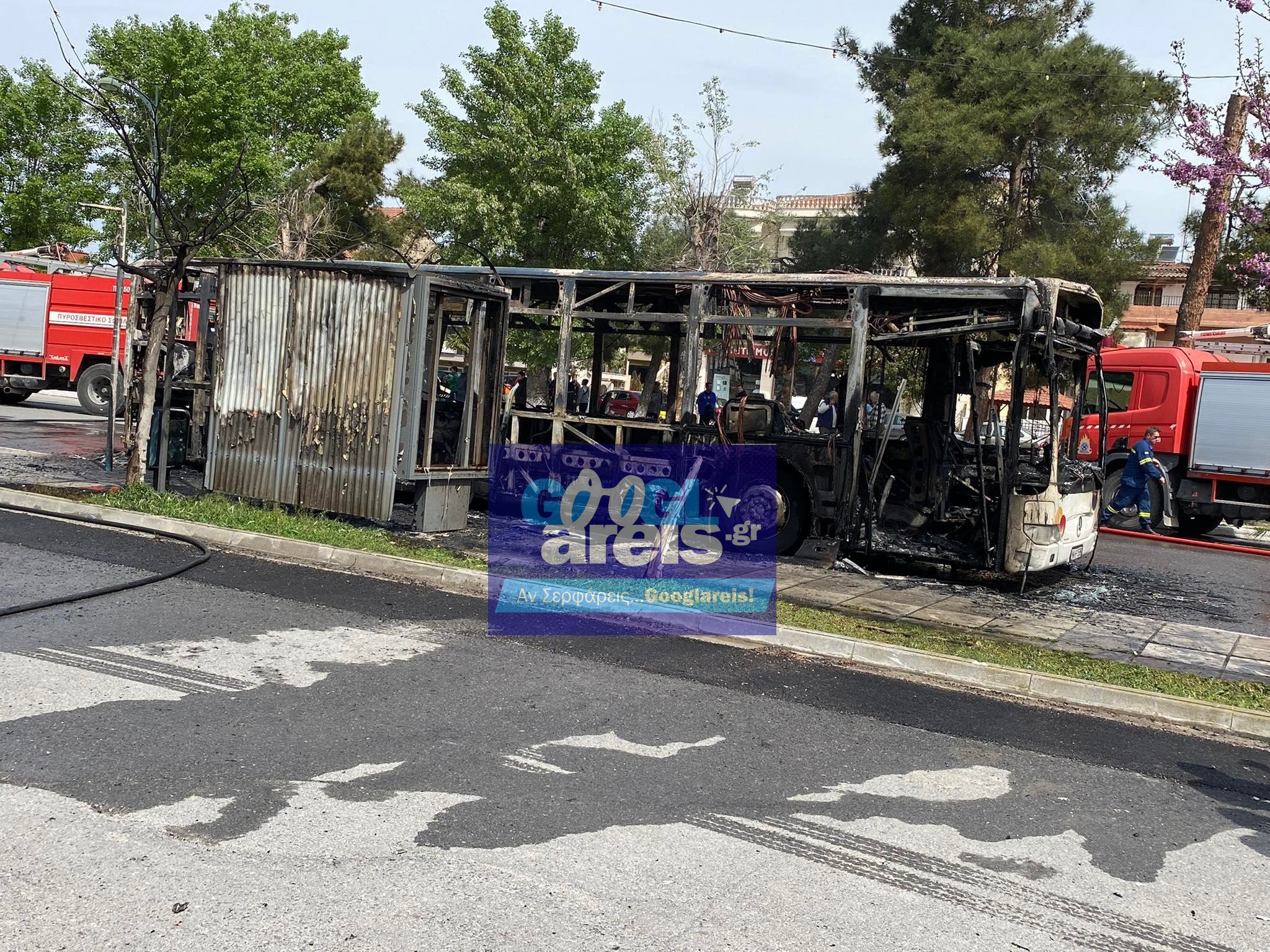 Συγκλονιστικές εικόνες από την έκρηξη και την καταστροφή του λεωφορείου στον Άγιο Αθανάσιο!