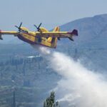 Χαλκιδική: Και τα καναντέρ στη “μάχη” με τις φλόγες στη Μόλα Καλύβα