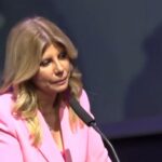 Ζήνα Κουτσελίνη: «Ο πατέρας μου μαχαίρωσε με φαλτσέτα την μάνα μου» (vid)