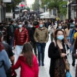 Επιτροπή Λοιμώξεων: Σύσταση για επιστροφή της μάσκας σε κλειστούς χώρους και ΜΜΜ