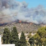 Η φωτιά αγγίζει σπίτια – Τι λέει ο δήμαρχος Βάρης, Βούλας, Βουλιαγμένης (vid)