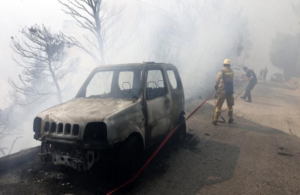 Σε ύφεση η πυρκαγιά στη Βούλα και τη Γλυφάδα (vid)