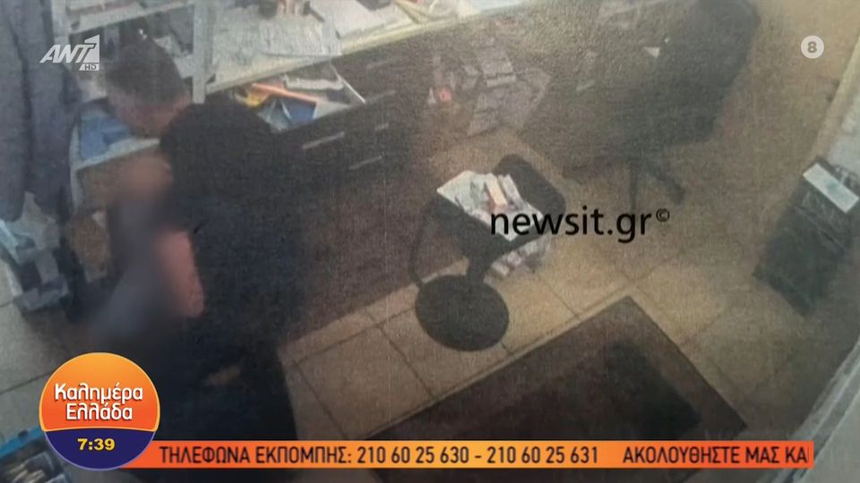 Γυναικοκτονία στην Καβάλα: Εικόνες σοκ από τη στιγμή που ο συζυγοκτόνος μεταφέρει το άψυχο κορμί της 43χρονης (vid)