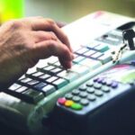 «Μπούκαρε» σε ψητοπωλείο δεν μπόρεσε να ανοίξει την ταμειακή μηχανή και την… πήρε (vid)